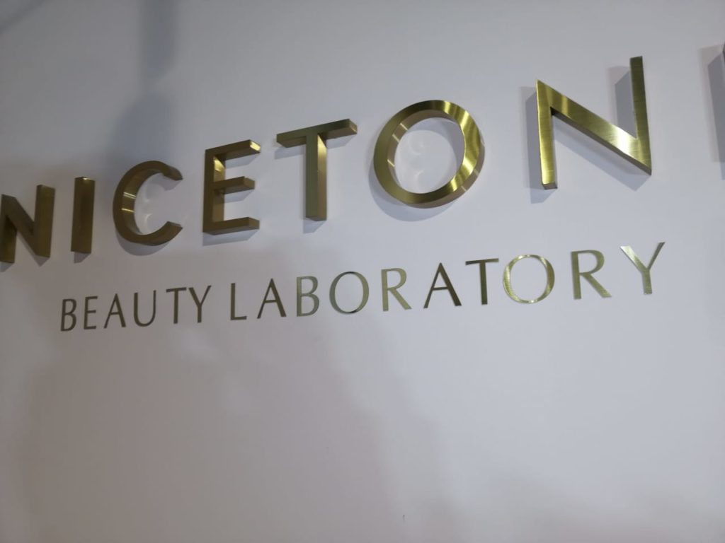 Буквы из нержавеющей стали для салона красоты